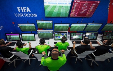 VAR là gì? Ưu – nhược điểm của công nghệ VAR trong bóng đá hiện đại