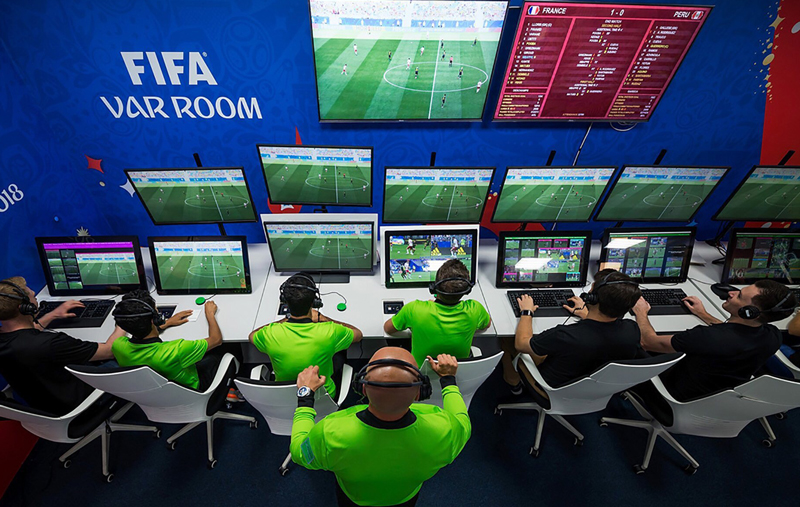 VAR là gì? Ưu – nhược điểm của công nghệ VAR trong bóng đá hiện đại
